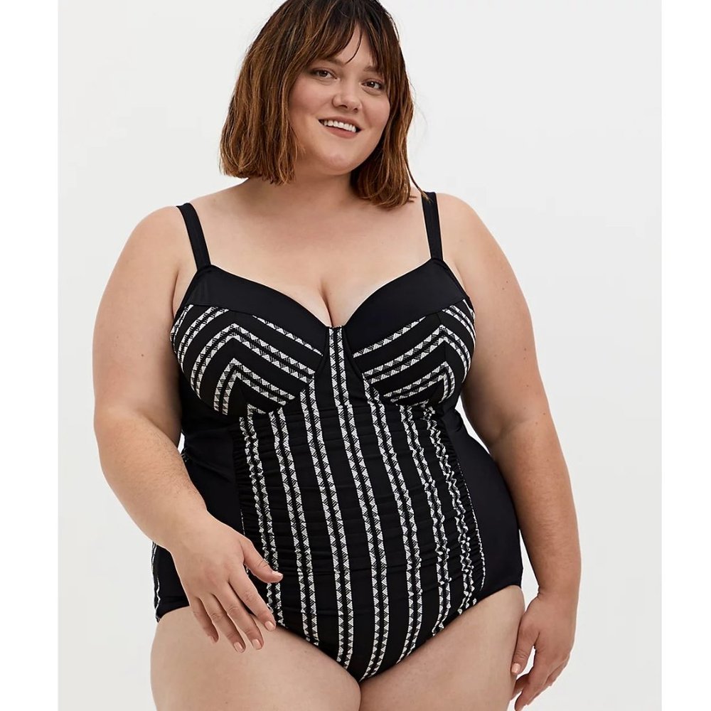 Torrid Black & White Geo Stripe Underwire One-Piece Swimsuit, NWT, sz 5